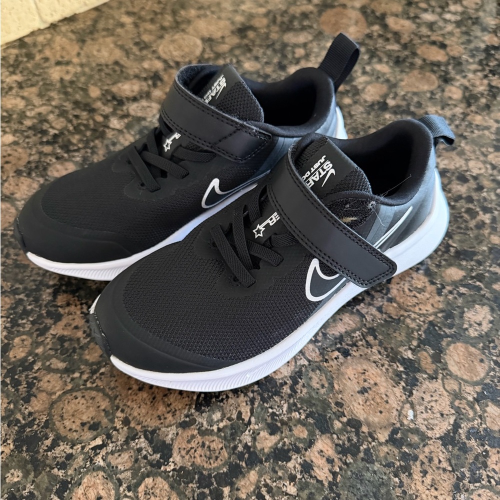 NWOT Nike Star Runner Kids Black Sneakers Lightweight Low Top